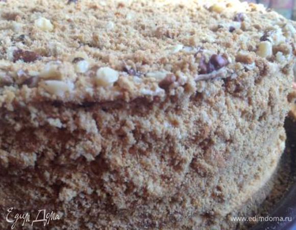 Смазать каждый корж кремом, укладывая их друг на друга.
Обмазать кремом бока торта.
Украсить молотыми грецкими орехами, смешанными с крошкой из остатков коржей.
