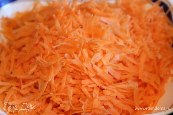 Морковь чистим и натираем на крупной терке. Можно на терке для корейской моркови.