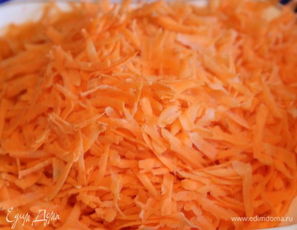 Морковь чистим и натираем на крупной терке. Можно на терке для корейской моркови.