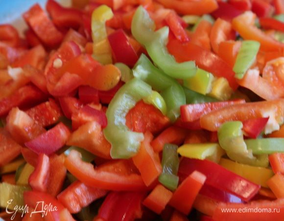 Перец чистим и нарезаем крупными кусочками.