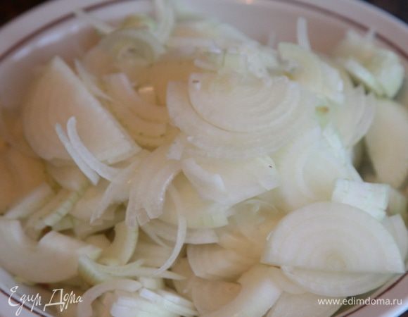 Лук режем полукольцами.