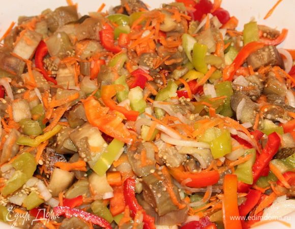 Добавляем к ним все овощные ингредиенты и хорошенько вымешиваем.