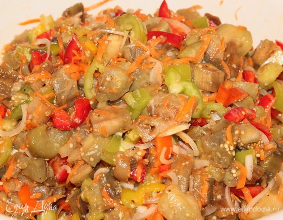 Заправляем маринадом салат, тщательно перемешиваем и оставляем в таком виде на 2 часа мариноваться.