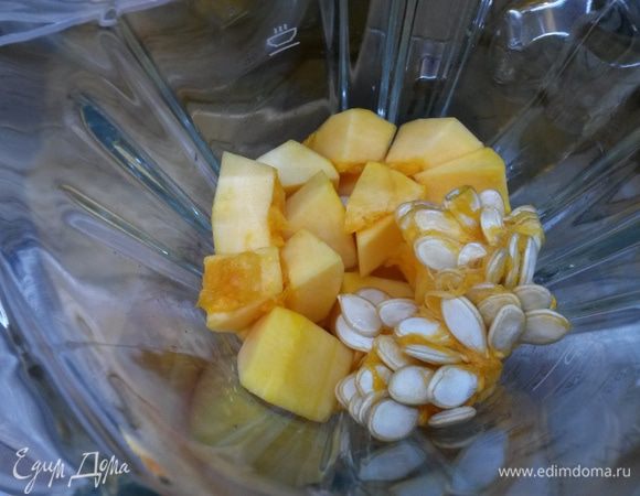 Тыкву очищаем и нарезаем небольшими кусочками. Я добавила из тыквы сырые семечки, не очищая их. Конечно, смузи потом пришлось процеживать, но Nutribullet с ними бы отлично справился.