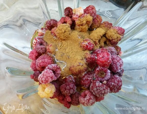 Добавляем малину, мед, корицу, лимонный сок. Мед регулирует сладость смузи, поэтому ориентируйтесь на свой вкус.