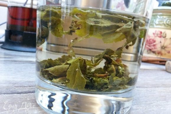 Добавляем свежезаваренный зеленый чай. Именно он будет регулировать густоту смузи. Мне понадобилось 50 мл.