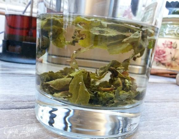 Добавляем свежезаваренный зеленый чай. Именно он будет регулировать густоту смузи. Мне понадобилось 50 мл.