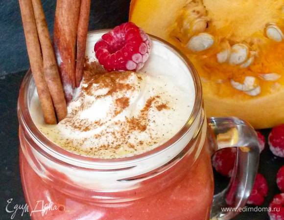 Взбиваем все в блендере. Процеживаем и разливаем по бокалам. Сверху выкладываем взбитые сливки и присыпаем корицей. 