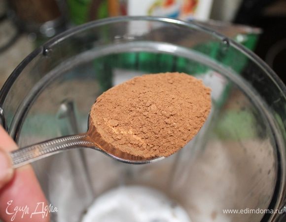 Влить кокосовое молоко и добавить кэроб.