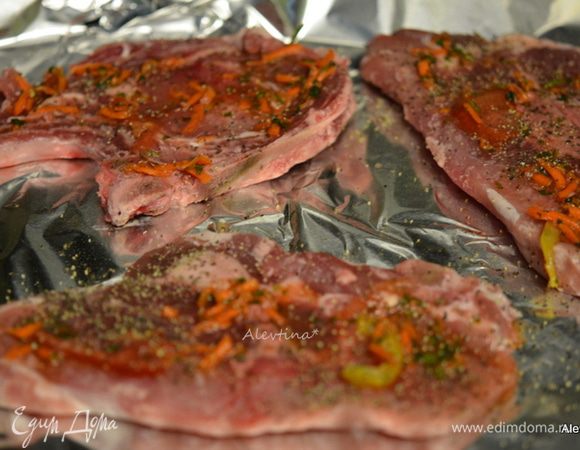 Свиные котлеты выложить на противень, посолить и поперчить. У меня вместо соли овощная заправка соленая.