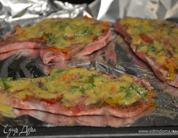 Выложить пряное масло поверх каждой свиной котлеты. Поставим в разогретую духовку на 180°C. Или используем режим бройл. Готовим примерно 45 мин.