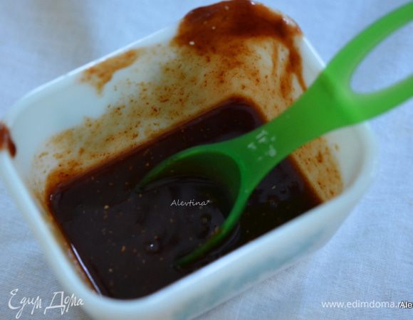 Смешать острый соус с медом, соком лайма и цедрой.