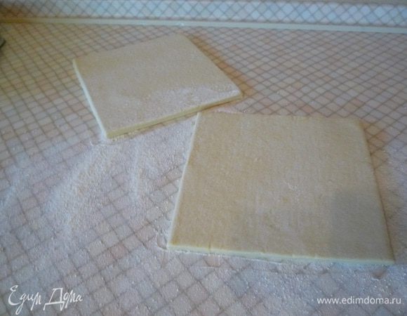 Слоеное тесто разморозить, раскатать в прямоугольный пласт.