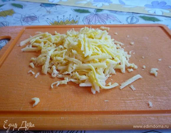 Сыр натереть на крупной терке.