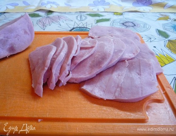 Ветчину нарезать тонкими пластинками.