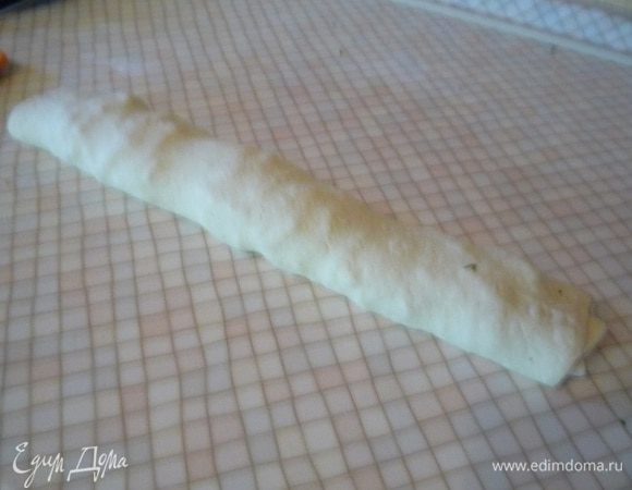 Аккуратно свернуть в рулет и нарезать на кусочки.