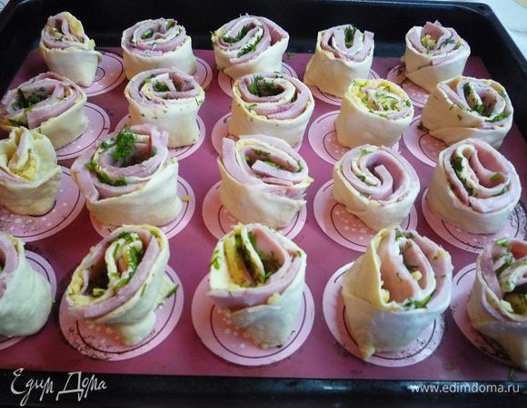 Выложить "улитки" на противень, накрыть полотенцем и поставить в теплое место на расстойку на 30 минут. 
По истечении времени смазать изделия взбитым яйцом. Выпекать при температуре 200 градусов 15-20 минут, до румяной корочки.