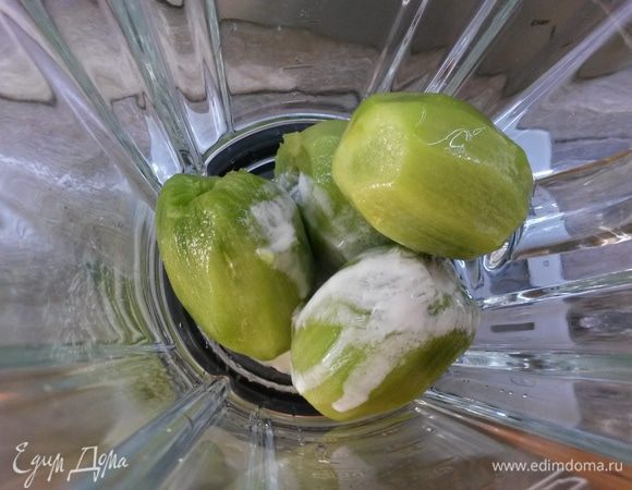 Киви очищаем от кожуры, взбиваем в блендере вместе с медом и йогуртом. Зеленый слой готов. Разливаем его по бокалам.