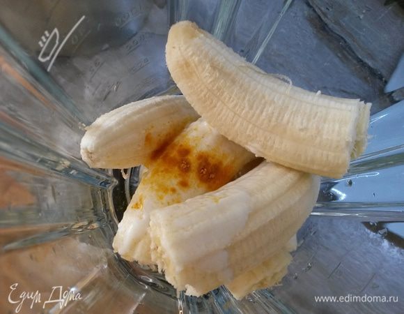 Измельчаем в блендере все ингредиенты. Разливаем желтый слой по бокалам поверх зеленого.