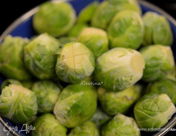 Капусту очистить, сделать надрез у основания как на фото.