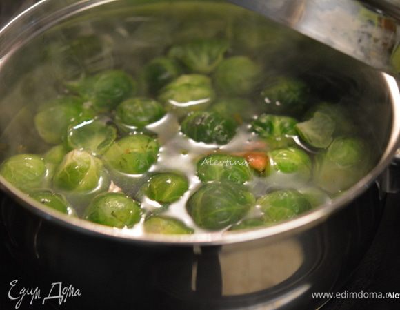 Выложить капусту брюссельскую в кастрюлю, залить водой и довести до кипения. Убавить огонь, закрыть крышкой и готовить еще 6-8 мин.