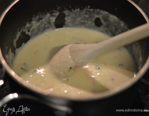 В другой кастрюле растопить масло, добавить муку. Перемешать, добавить сливки. Довести до кипения, помешивая. Готовить примерно 2-3 мин. Добавить раздавленный чеснок и нарезанный розмарин свежий. Перемешать.