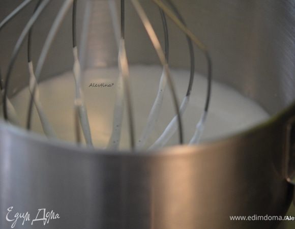 Разогреть духовку до 180 гр. 
Растопить шоколад с маслом. Взбить яйца с сахаром на высокой скорости 10 мин.