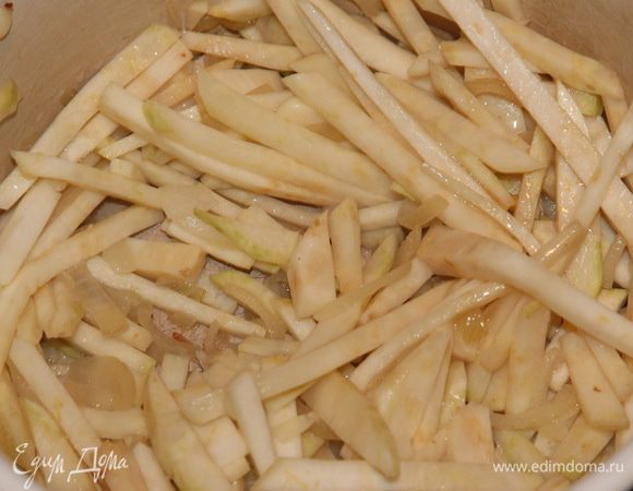 Я готовила все в кастрюльке. Тыкву почистить, порезать кубиком, сельдерей почистить, нарезать соломкой. В кастрюльке разогреваем масло и припускаем  на нем до прозрачности порезанную полукольцами луковицу и рубленый чеснок. Затем добавляем сельдерей, перемешиваем и под крышкой тушим 5 минут.