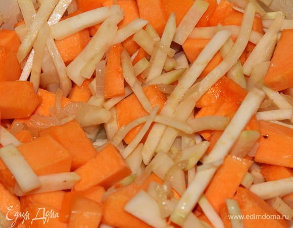 Добавляем тыкву и вливаем бульон. 