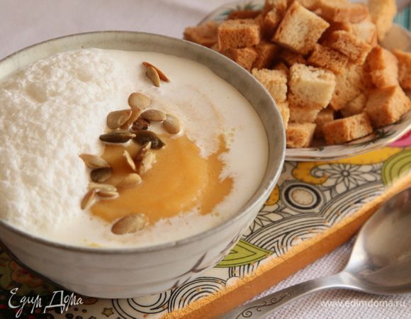 Перед подачей взбиваем венчиком сливки с мускатным орехом до легкой пены. Семечки подсушиваем на сухой сковороде. Наливаем в тарелку суп. Сверху выкладываем взбитые сливки и посыпаем семечками. Я еще отдельно подсушила сухарики. Смачного! 