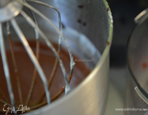 Добавить ванильный экстракт, растопленный шоколад (охлажденный). Добавить муку, вишню мараскино 1 стакан, предварительно мелко нарубленную. Перемешать.