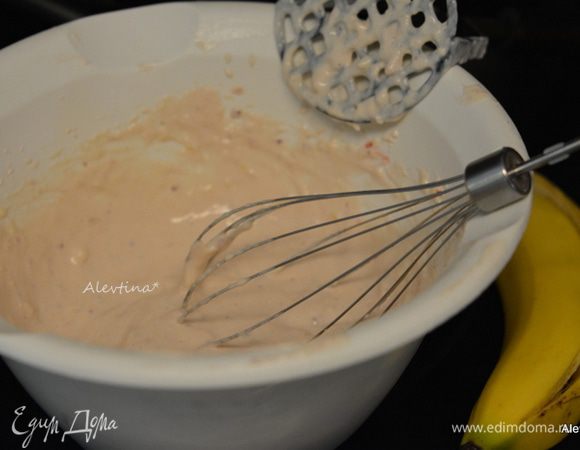 В другой емкости взбить размягченный сливочный сыр до мягкости и однородности. Добавить банан раздавленный 1/2 стакана. Джем клубничный 1/3 стакана. Добавить яйцо, взбивать на  медленной скорости.