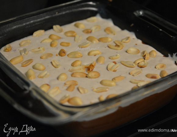 Перелить топинг поверх теста в форме. Распределить аккуратно, не нарушая нижний слой. Сверху выложить очищенный арахис. Поставить в разогретую  духовку на 45-50 мин. Проверяем центр зубочисткой, если сухо, брауни готов.