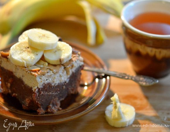 Охладить в холодильники, разрезать на квадратики. Украсить банановыми кружками и вишней мараскино по желанию. Приятного аппетита.
