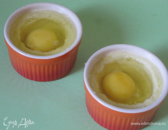 В каждое "гнездо" вбить сырое яйцо.