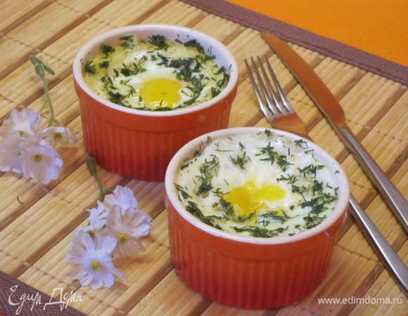 Запекать 2 минуты 50 секунд при мощности 1000 вт. Я вначале выставляю время "2 минуты", а потом уже включаю по 20 секунд и смотрю, как яйцо запеклось. Вынуть из микроволновки, посыпать мелко нарезанной зеленью укропа.