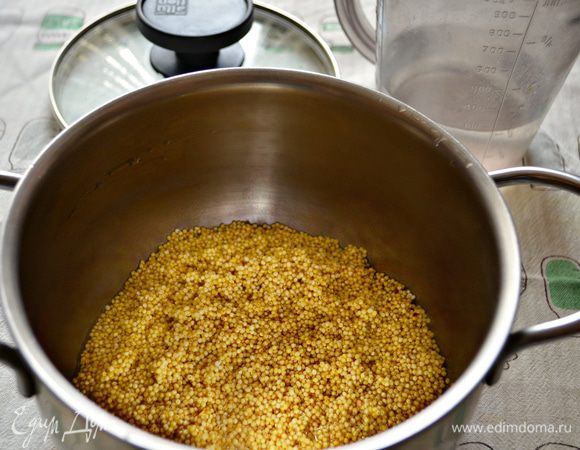 В начале необходимо сварить рассыпчатую пшённую кашу. Для этого в кастрюлю насыпаем 1 стакан крупы и нальём 1 стакан воды. Доводим до кипения. Затем сливаем воду через сито, промыв крупу под проточной водой. Таким образом крупа хорошо очистилась и теперь можно варить кашу.