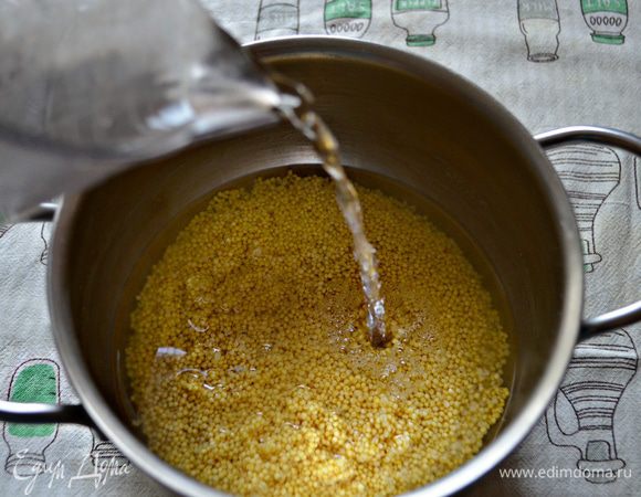 Возвращаем крупу в кастрюлю, заливаем двумя стаканами воды и ставим на огонь. После закипания нужно добавить 0,5 ч. л. соли, 1 ст. л.сахара и варить при открытой крышке 10 мин. 