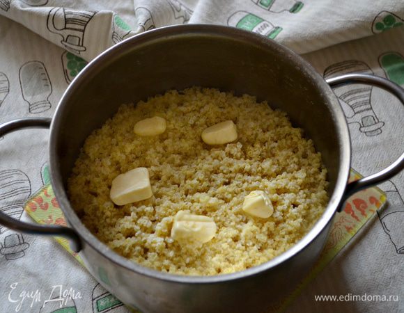 Затем выключаем огонь, добавляем кусочки сливочного масла, закрываем крышкой и даём постоять 30 мин. За это время крупа полностью впитает воду и набухнет. Перемешиваем кашу и видим, что каша получается, действительно, рассыпчатой. Можно подавать как гарнир, но мы её используем далее для приготовления вкусного и полезного блюда.