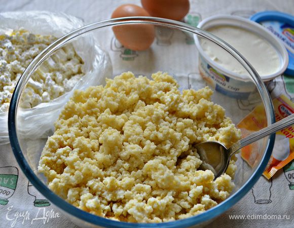 В большой миске смешиваем уже остывшую пшённую кашу, творог, творожный сыр, оставшуюся 1 ст. л. сахара, ванильный сахар и яйца. Творог должен быть суховатым и не очень жирным. Всё тщательно перемешиваем. Получилась однородная густая масса.