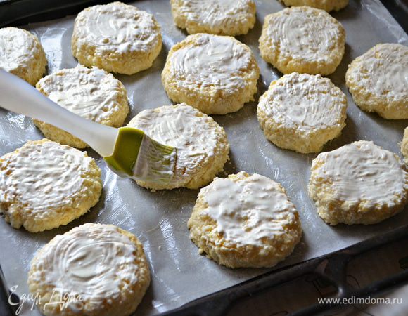 Сверху каждую лепёшку обильно смазываем сметаной. Ставим в разогретую до 200 г духовку на 40-45 мин. Если верх лепёшек спустя 30 мин не зарумянился, то можно на 10 мин их перевернуть и дать зарумяниться с другой стороны.