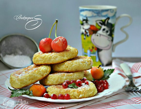 Подавать готовые лепёшки нужно горячими, присыпав сахарной пудрой, с  ягодами. Можно подать со сметаной, любимым вареньем или джемом. Заряд сил, энергии и хорошее настроение вам будет обеспечены на целый день! Приготовьте, и вы убедитесь в этом сами!