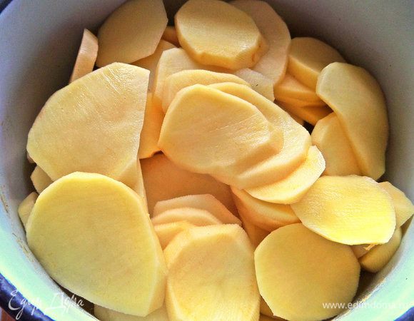 Картофель нарезать слайсами, чтобы быстрее сварился.