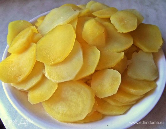 Картофель проварить 2-3 минуты до полуготовности, слить воду.