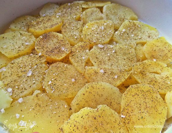 Половину выложить в смазанную форму, посолить, поперчить.