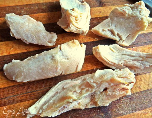 Куриное филе брала отварное. Нарезать на кусочки.