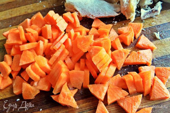 Морковь натереть или нарезать.