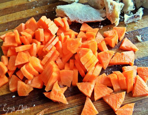 Морковь натереть или нарезать.