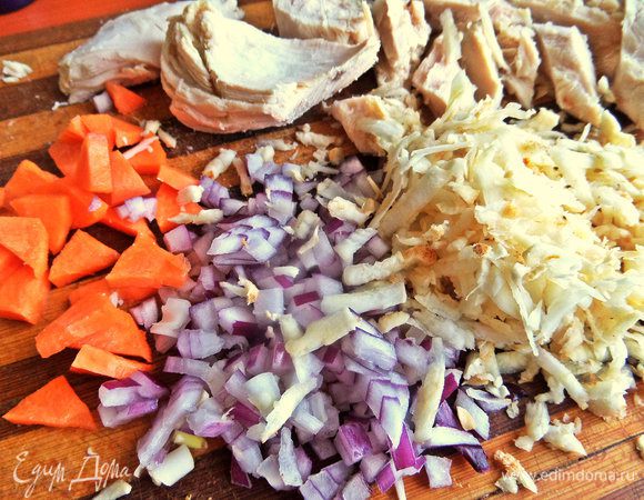 Лук измельчить, корень сельдерея натереть.