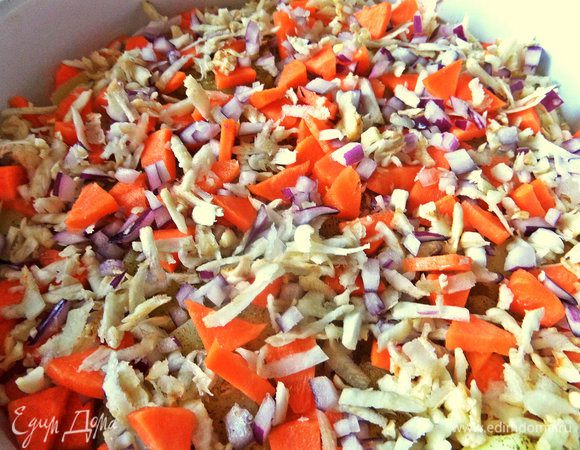 Рассыпать овощи на картофельный слой.